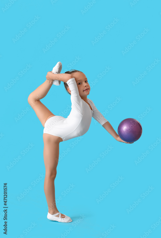 小女孩在彩色背景上用球做体操