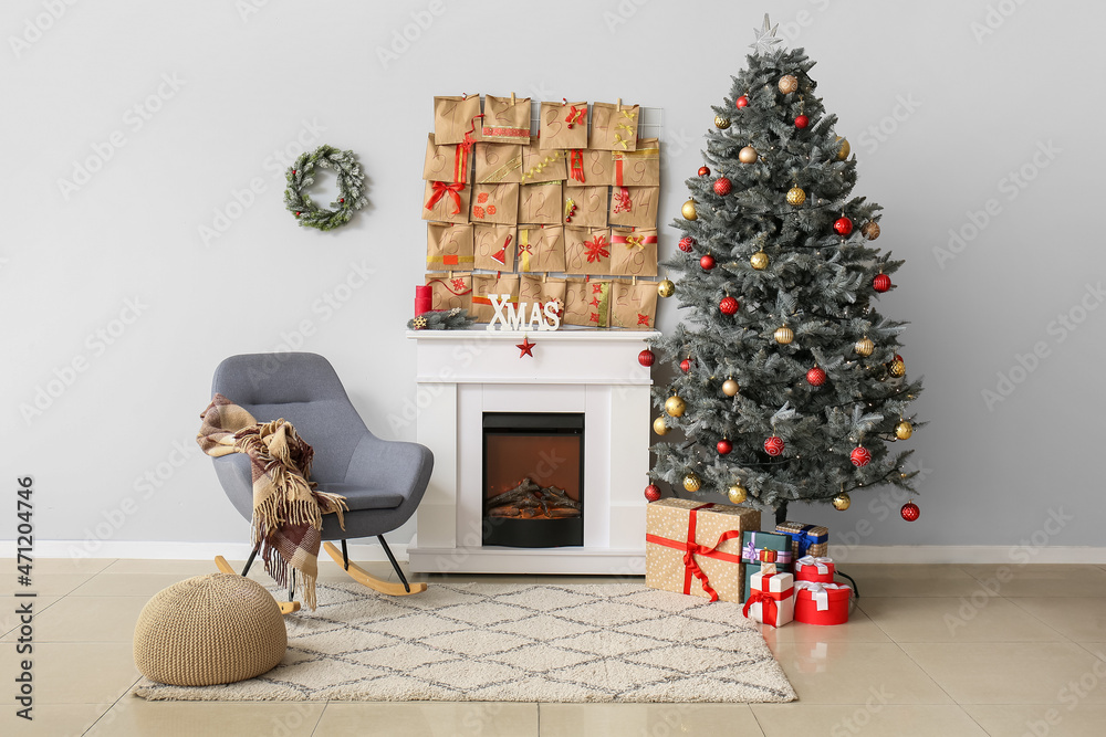 带壁炉、圣诞树和降临日历的浅色客厅内部