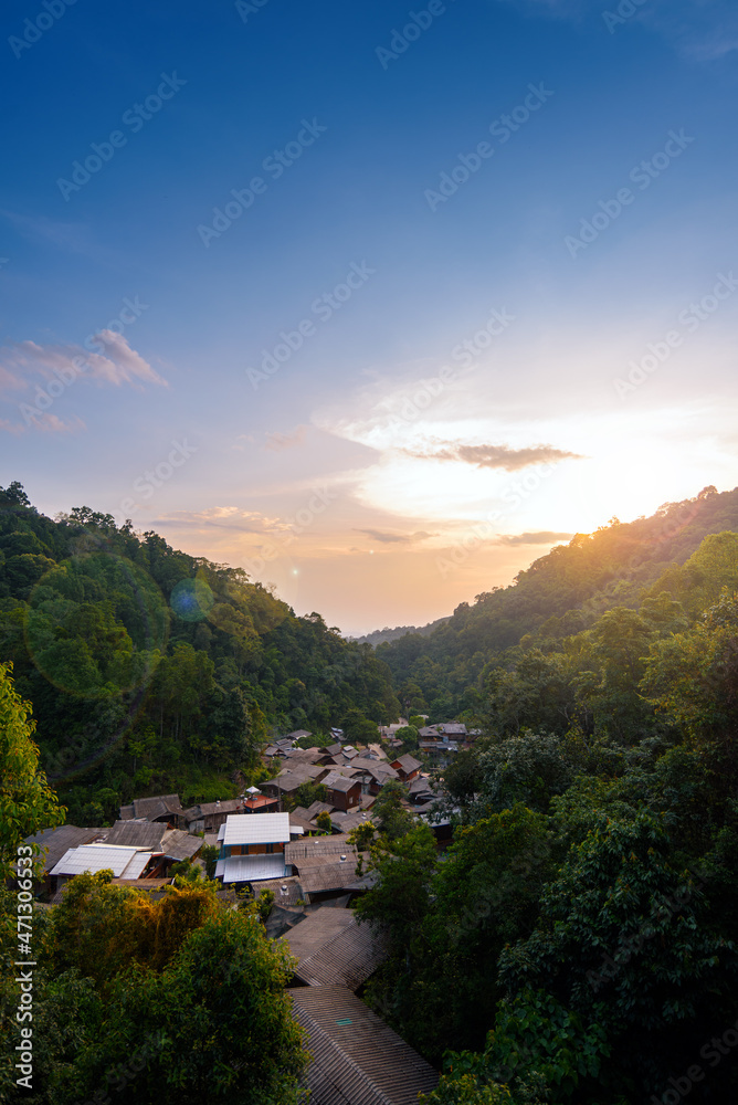 泰国清迈，日落时分，森林深处的梅磅山村庄景观
