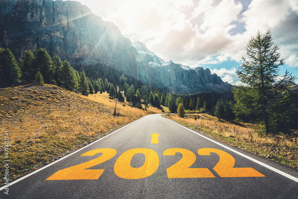 2022年新年公路旅行与未来愿景概念。公路引领自然景观