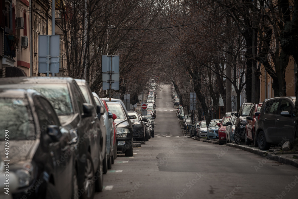 塞尔维亚贝尔格莱德市中心一条居民街上停放的汽车线条选择性模糊