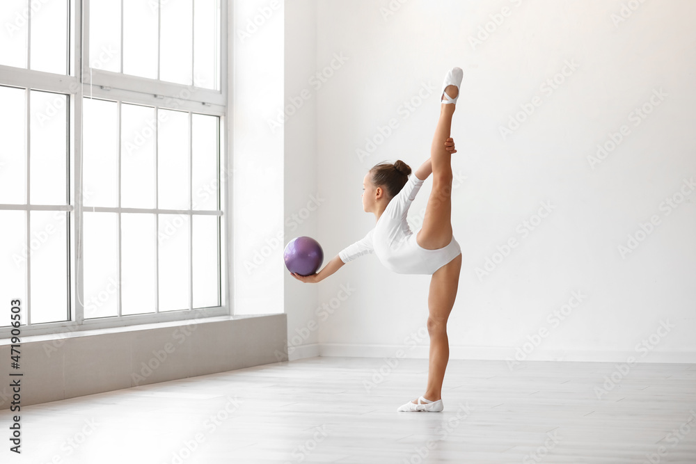 小女孩在健身房做有球体操
