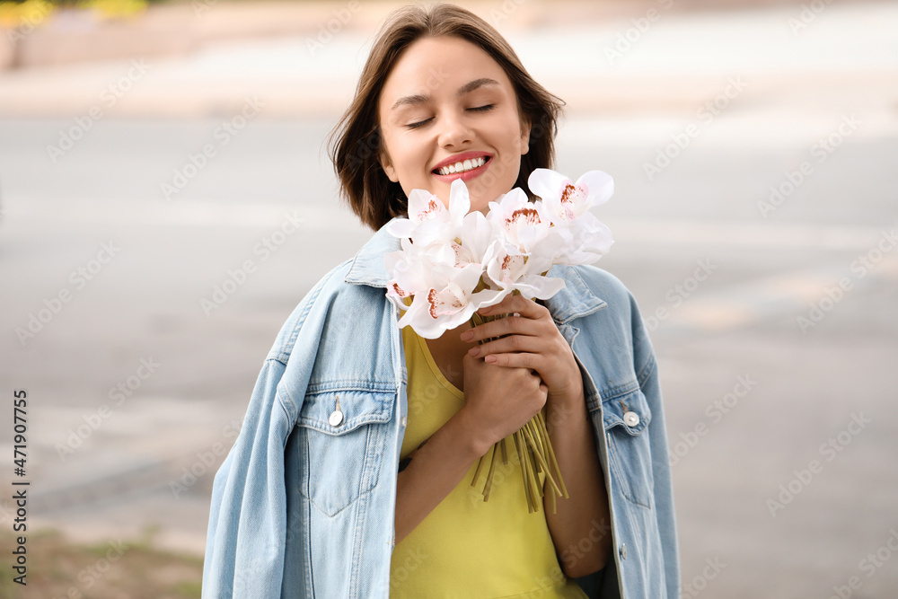 快乐的女人，户外有一束美丽的兰花
