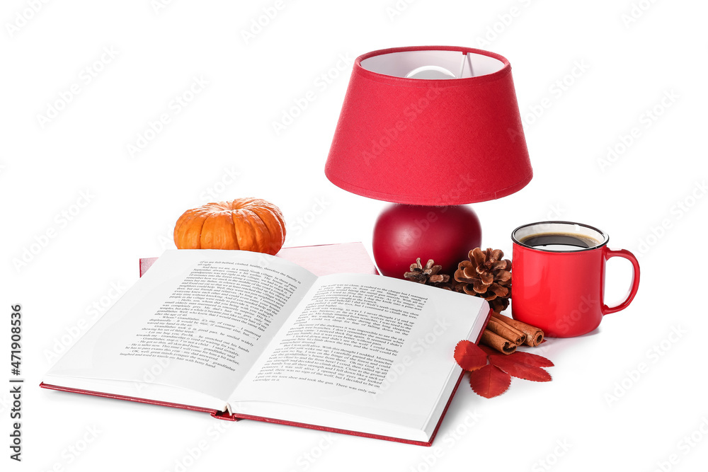 白色背景下打开的书、台灯、咖啡杯和秋天的装饰
