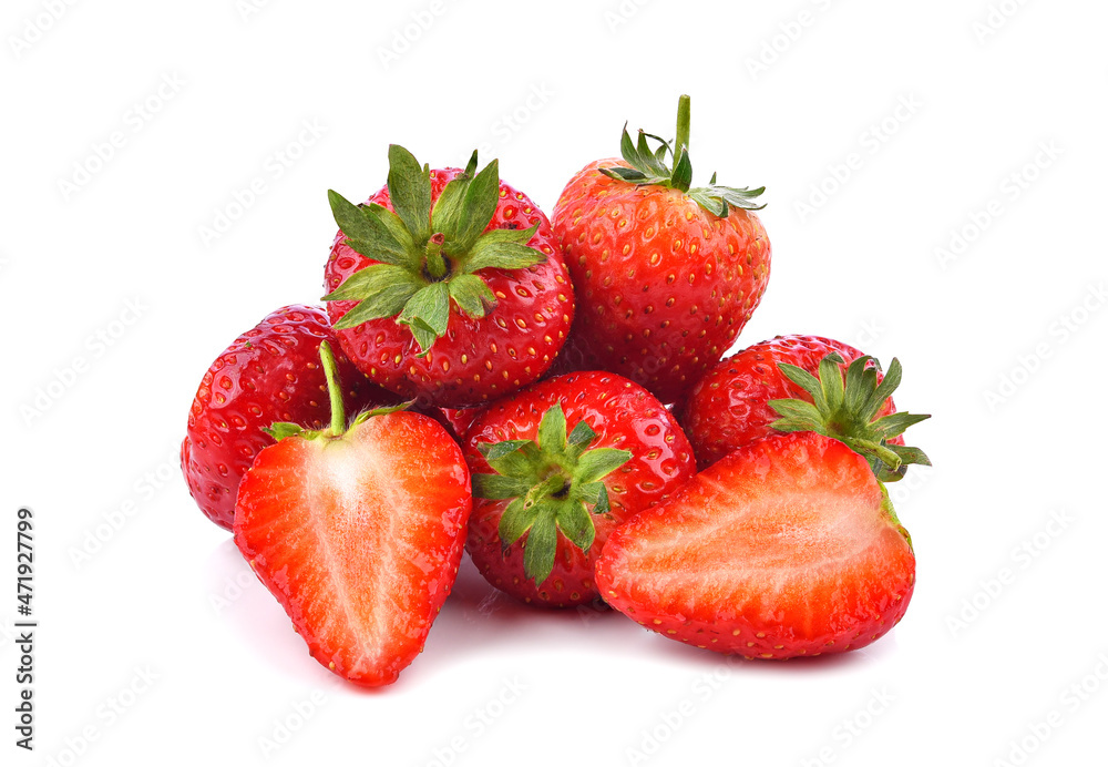 白色背景下分离的整片草莓和切片。