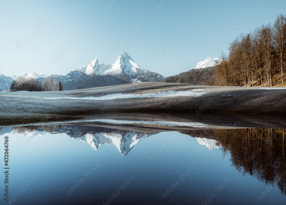 德国巴伐利亚州Berchtesgadener地区，湖中倒影的瓦茨曼山峰
