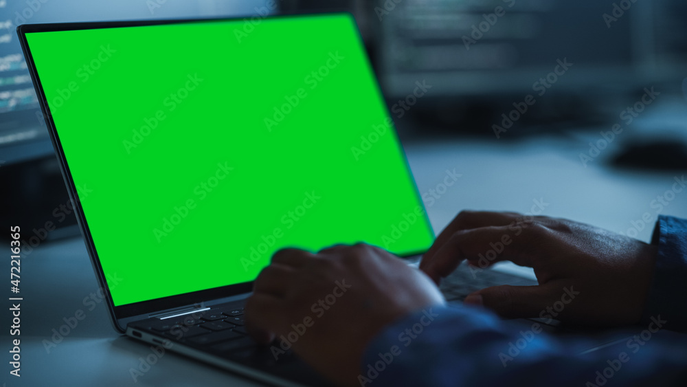 近距离关注人在绿屏Chroma键笔记本电脑键盘上打字。Sof