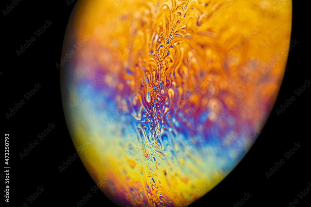 极端特写肥皂泡，就像宇宙中黑暗背景下的多色抽象圆形外星行星
