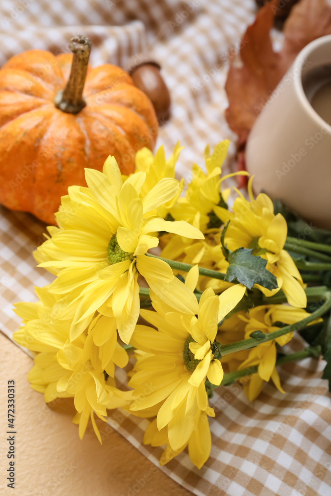 桌上的黄菊花，特写