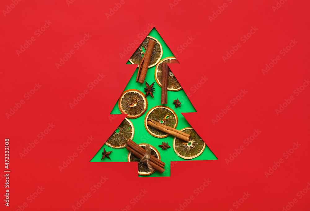彩色背景上由香料制成的圣诞树