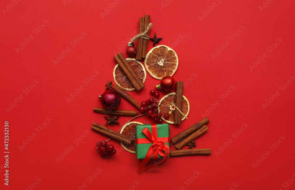 彩色背景上的香料和礼物制成的圣诞树