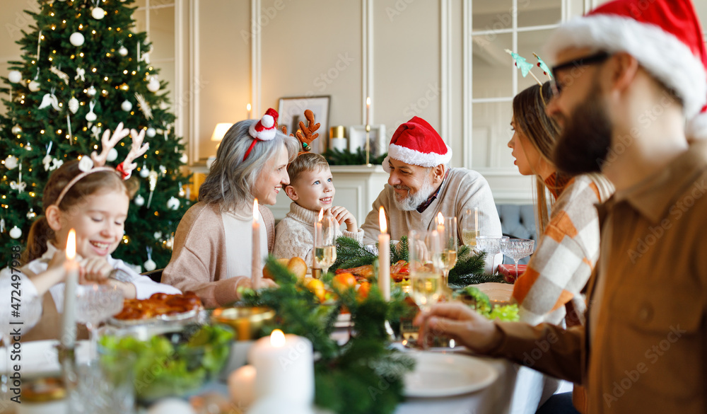 幸福的家人在装饰节日的家中享受圣诞节和新年的庆祝活动