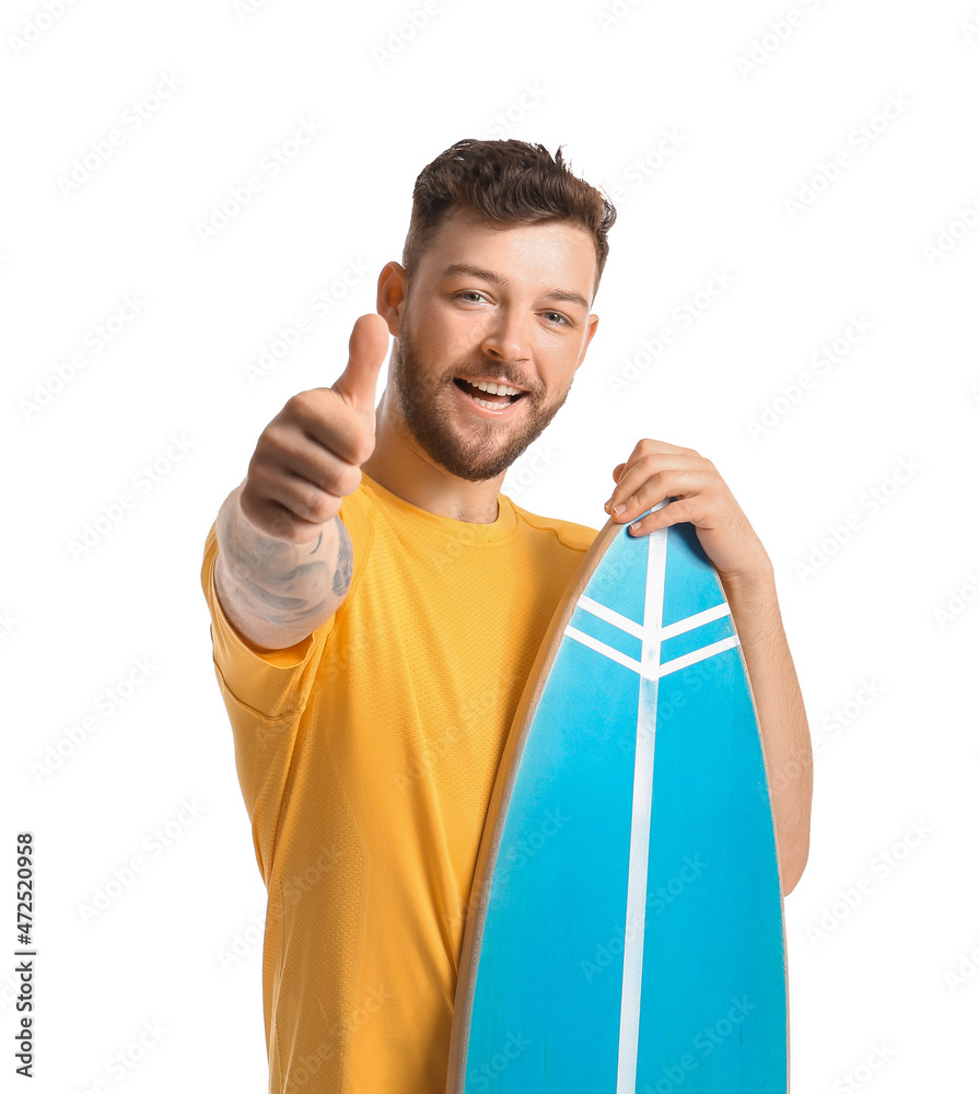 留着胡子的英俊男子，冲浪板在白色背景上竖起大拇指