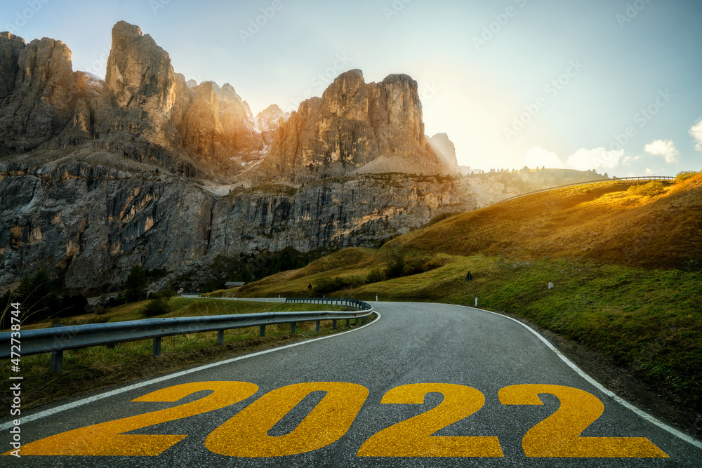 2022年新年公路旅行与未来愿景理念。公路引领自然景观