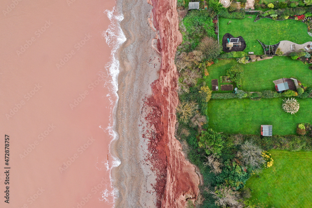 海岸侵蚀的无人机照片