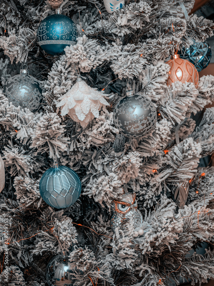 装饰圣诞树。圣诞节和新年假期。特写…