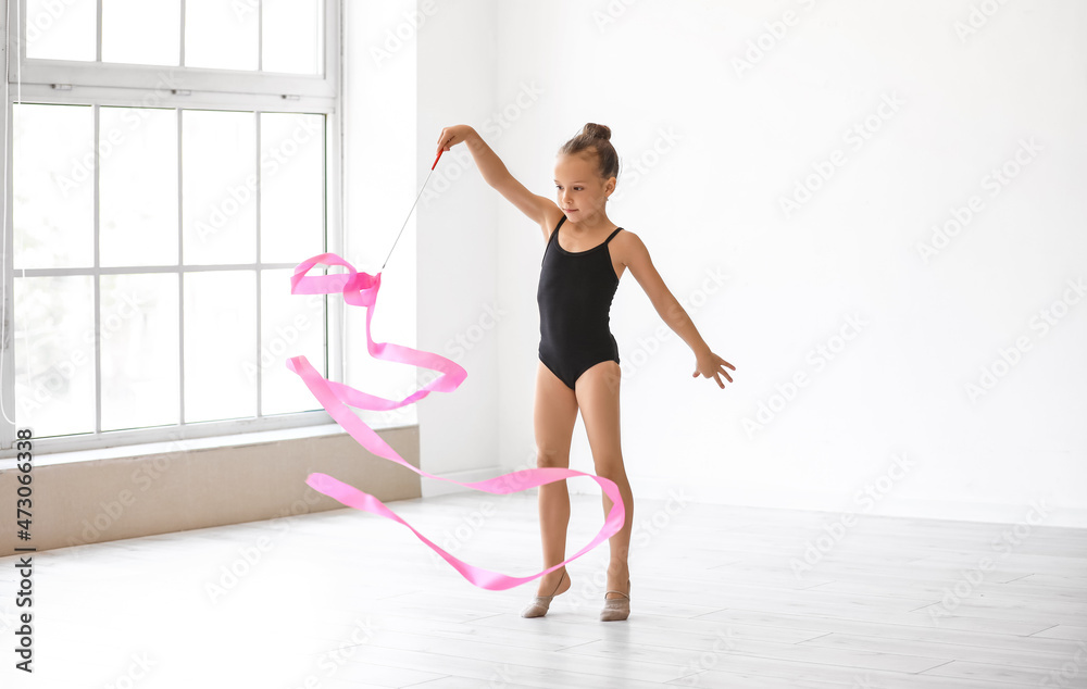 小女孩在健身房用缎带做体操
