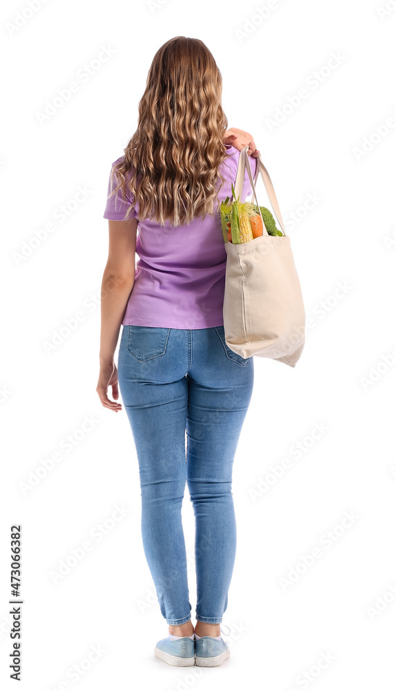 年轻女子拿着白底健康蔬菜的环保袋