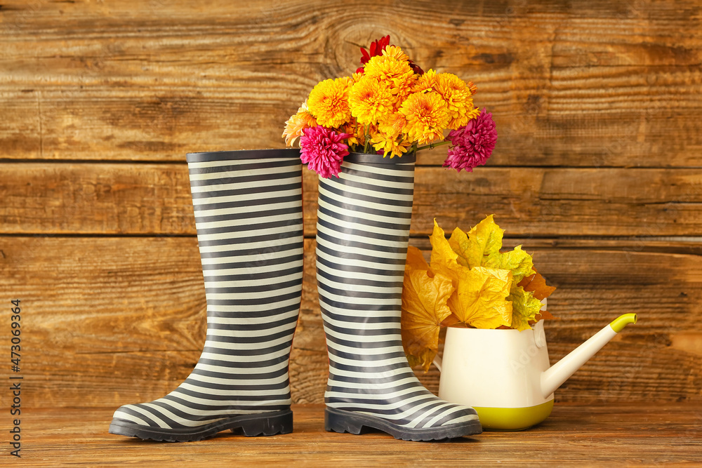 木底橡胶靴、喷壶、秋叶和花朵