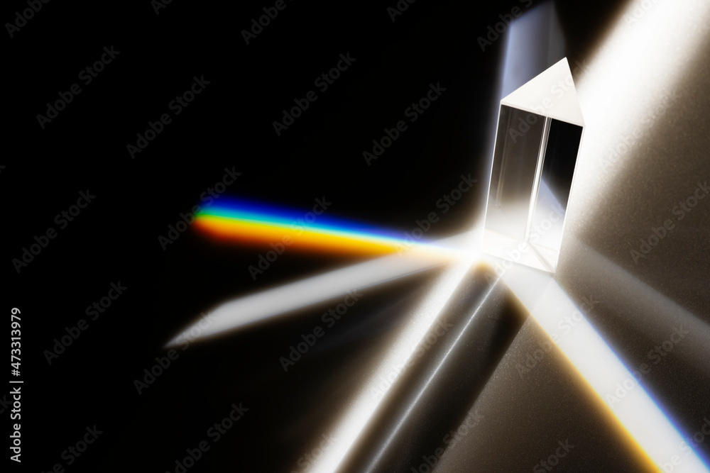 三角棱镜将太阳光束分散成白色背景上的光谱