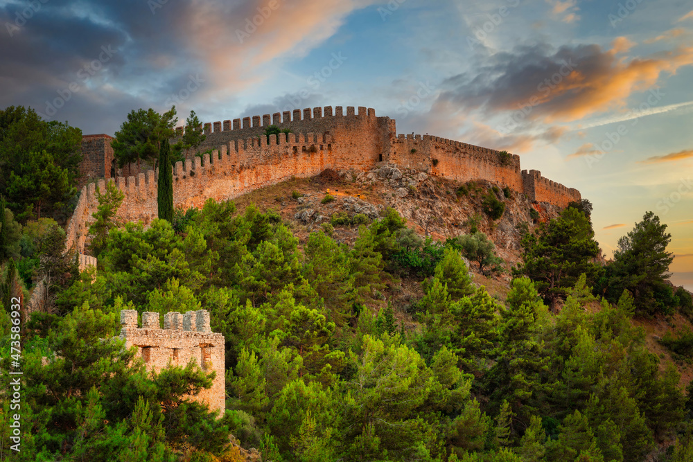 日落时的土耳其阿拉尼亚城堡墙风景