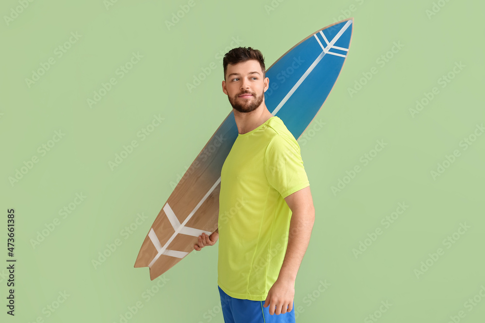 留着胡子的英俊男子，绿色背景上有冲浪板