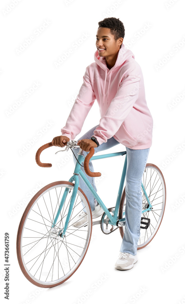 身穿粉色连帽衫的非裔美国少年骑着白底自行车