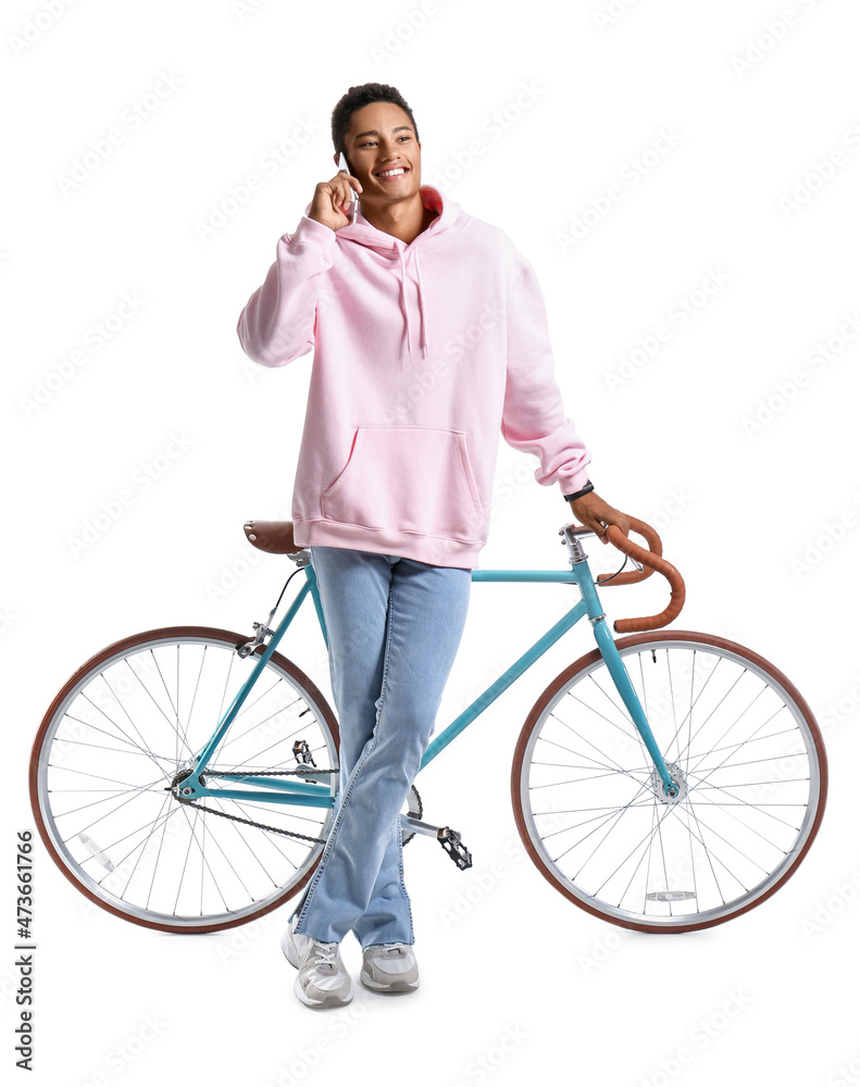 骑自行车的非洲裔美国少年在白色背景下用手机交谈