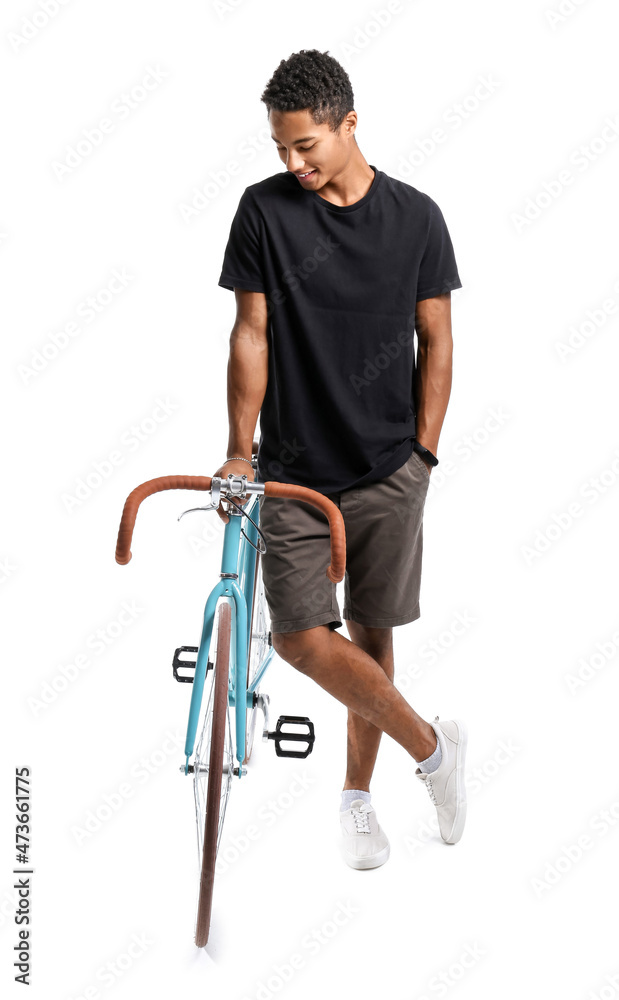 身穿黑色t恤、白底自行车的非裔美国少年