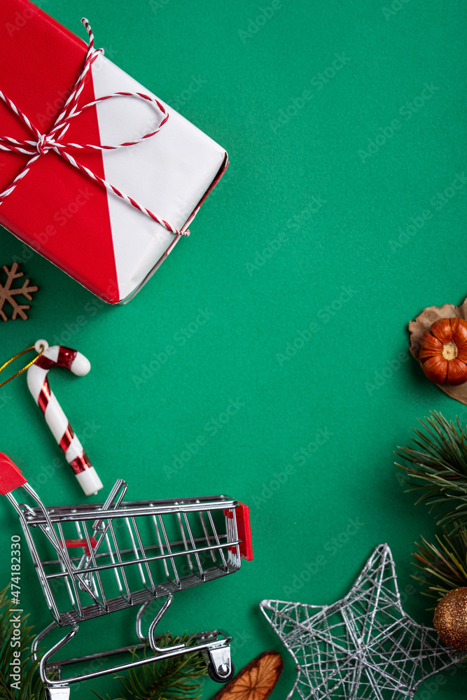 带礼物和购物车的圣诞购物设计理念