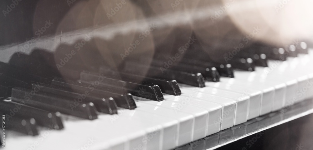 钢琴键盘背景。带灯的钢琴键