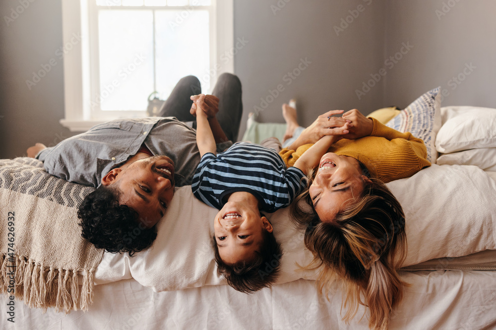 幸福的一家人在卧室里玩得很开心