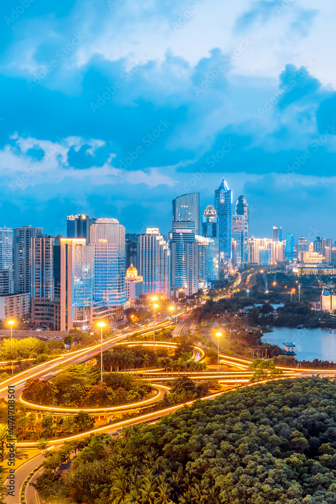 中国海南省海口市国际贸易中央商务区和滨海立交桥的高景夜景