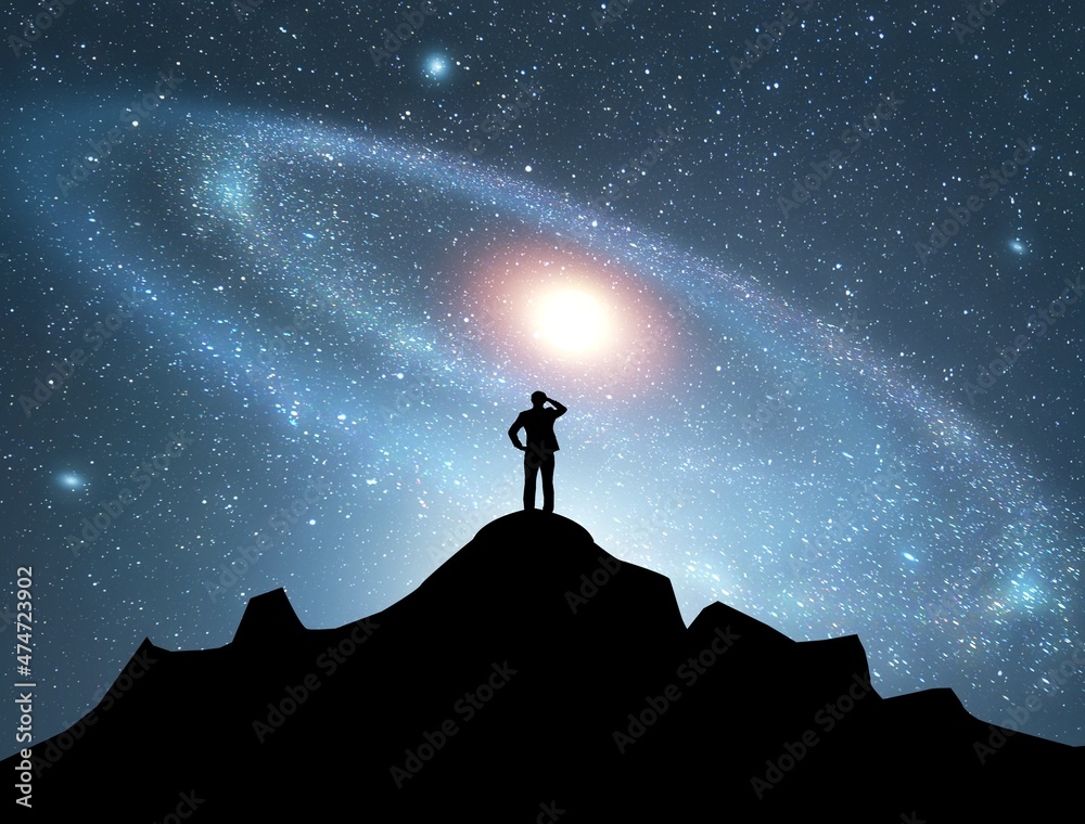 星夜的银河和山顶上的人。孤独的家伙的剪影