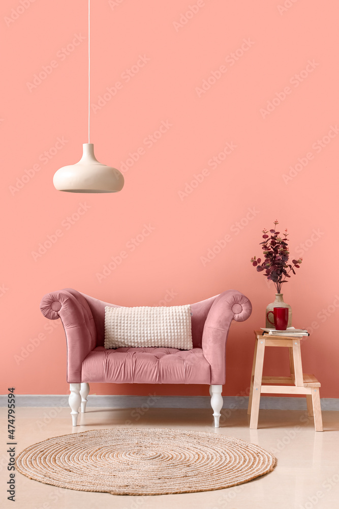 房间里靠近粉色墙壁的时尚舒适扶手椅