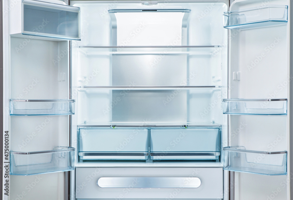 白色开放式空冰箱，蓝色调。