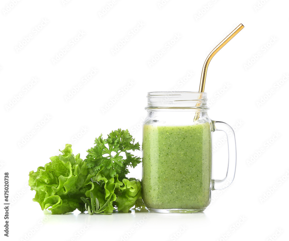 梅森罐白底健康奶昔、绿色蔬菜和生菜沙拉