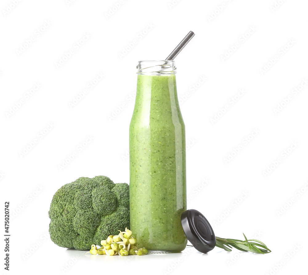 一瓶健康的绿色奶昔和白底蔬菜