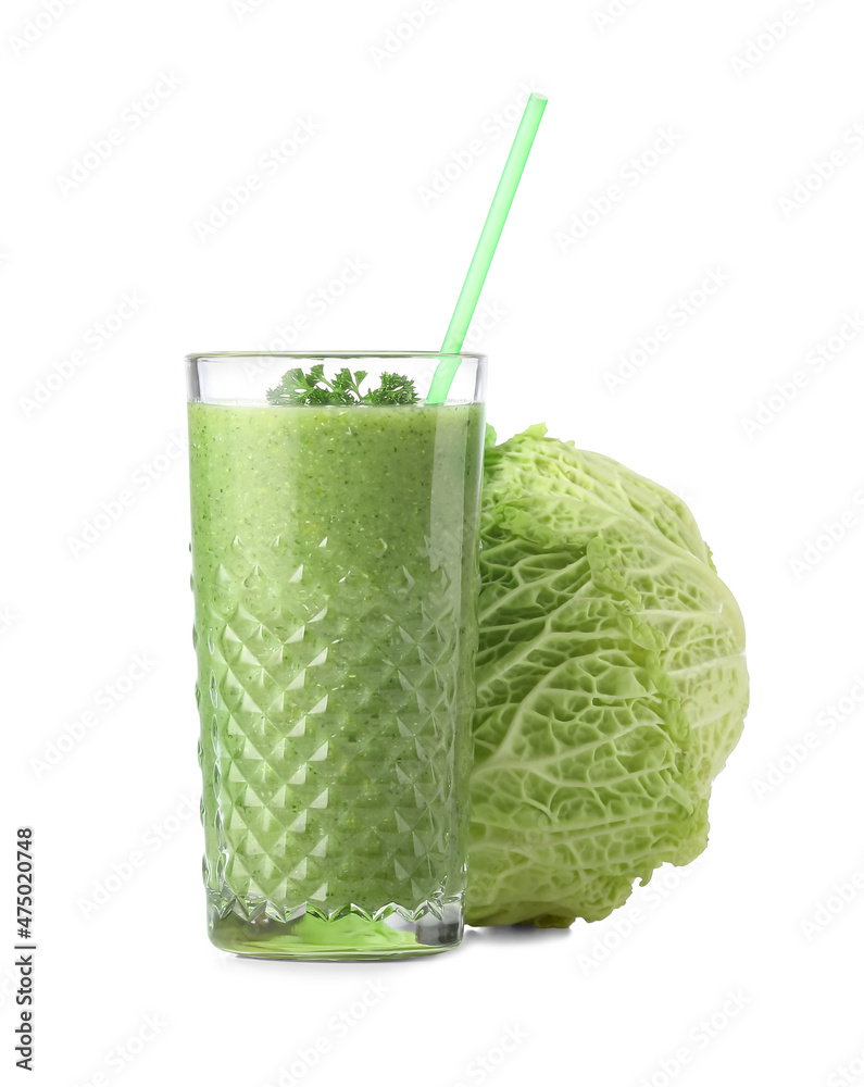 一杯健康的绿色奶昔和白底卷心菜