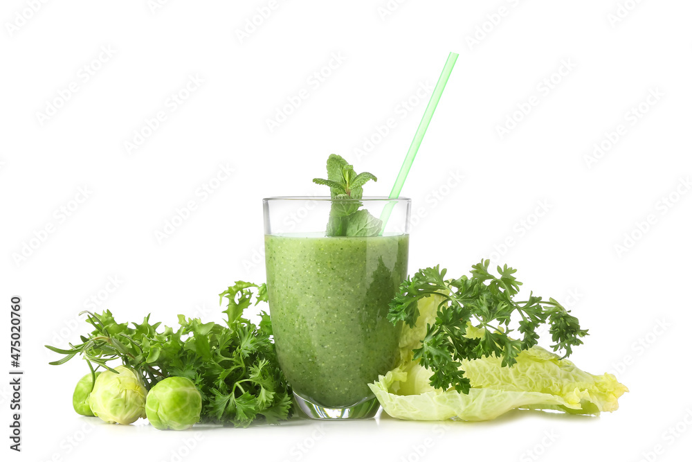 白底健康绿色冰沙和蔬菜