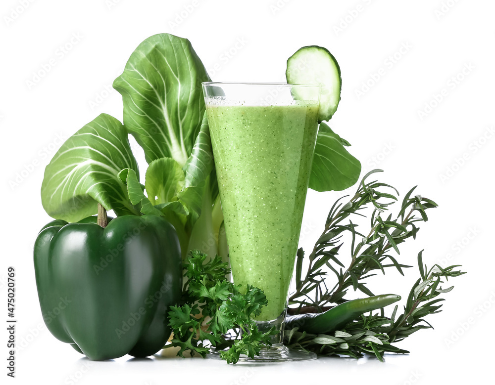 一杯健康的绿色奶昔和白底蔬菜