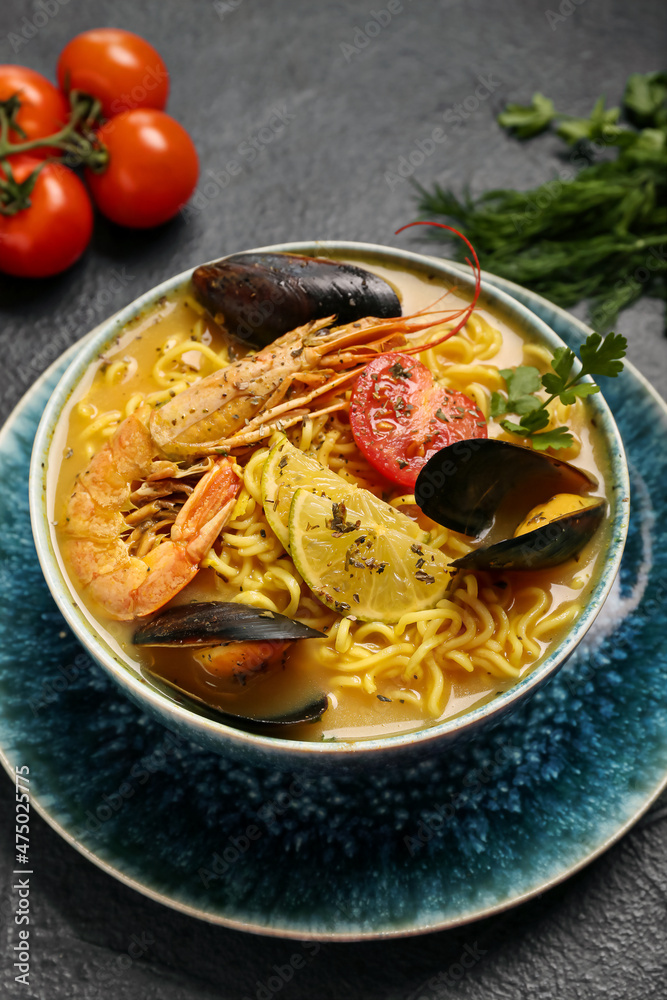 一碗深色背景的美味泰国汤
