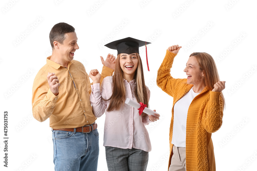 白人背景下与父母在一起的快乐女毕业生