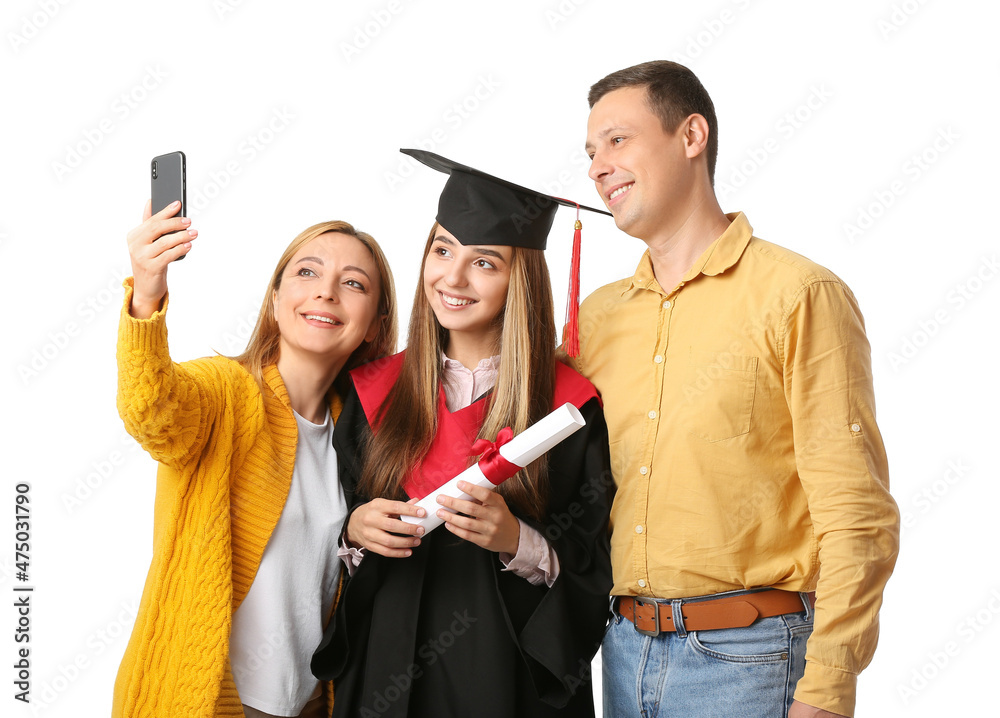 快乐的女毕业学生，她的父母在白底上自拍