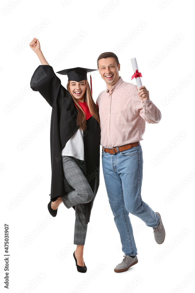 快乐的女毕业学生，她的父亲在白底上