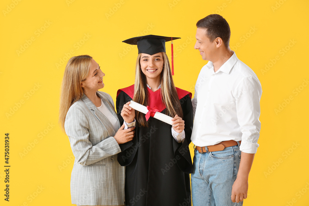 快乐的女毕业学生和她的父母在彩色背景上