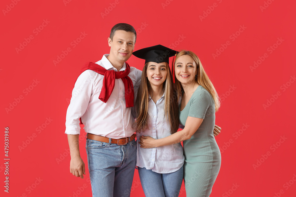 彩色背景下与父母一起快乐的女毕业学生