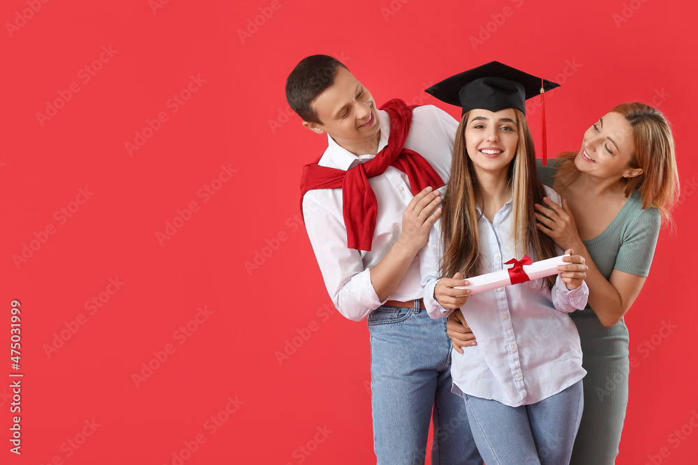 彩色背景下与父母一起快乐的女毕业学生