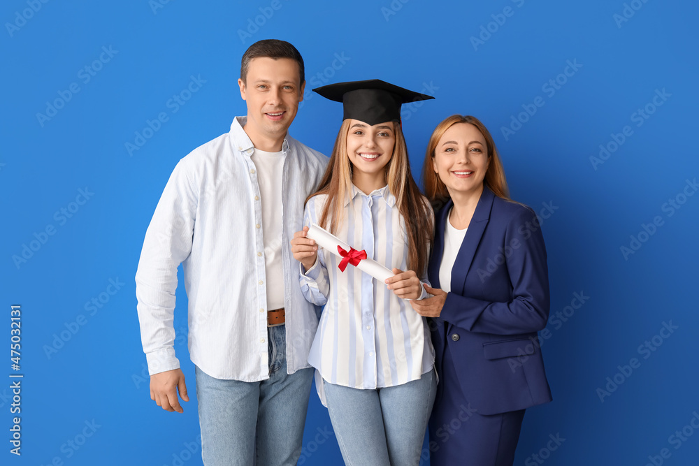 快乐的女毕业学生和她的父母在彩色背景下