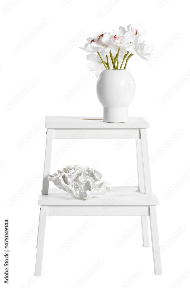 现代脚凳，花瓶里有花，白底装饰